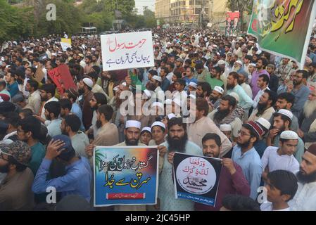 Lahore, Pakistan. 08.. Juni 2022. Pakistanische Demonstranten rufen während einer Demonstration gegen die Sprecherin der ehemaligen indischen Bharatiya Janata Party, Nupur Sharma, gegen Indien Anti-Indien-Parolen wegen ihrer Äußerungen zum Propheten Mohammed in Lahore. (Foto von Rana Sajid Hussain/Pacific Press) Quelle: Pacific Press Media Production Corp./Alamy Live News Stockfoto