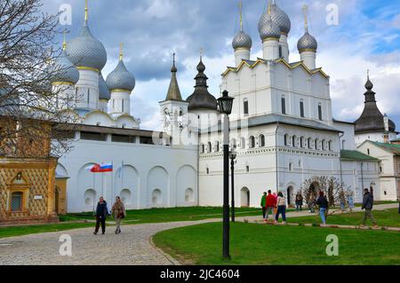 Rostow, Region Jaroslawl, Russland, 05.04.2022. Der weiße Stein Rostow Kreml. Spaziergang in der Festung an der Kirche der Auferstehung, Russisch A Stockfoto