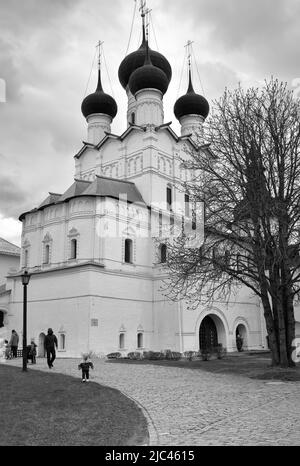 Rostow, Region Jaroslawl, Russland, 05.04.2022. Der weiße Stein Rostow Kreml. Kirche des heiligen Johannes des Theologen vom Bischofssitz, russische Archi Stockfoto