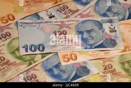 Istanbul. 9.. Juni 2022. Das Foto vom 9. Juni 2022 zeigt türkische Lira-Banknoten in Istanbul, Türkei. Die türkische Lira beschleunigte ihre Abwärtsspirale am Mittwoch, nachdem der türkische Präsident Recep Tayyip Erdogan am Montag sein Versprechen bekräftigt hatte, die Zinssätze weiter zu senken und die Kreditaufnahme zu lockern. Ein Dollar wurde zu 13:05 Ortszeit (10:05 GMT) mit 17,15 türkischen Lira gehandelt, was an einem einzigen Tag 2,5 Prozent seines Wertes einbüßt, was seine Gesamtverluste gegenüber dem Vorjahr auf fast 100 Prozent erhöht. Quelle: Shadati/Xinhua/Alamy Live News Stockfoto