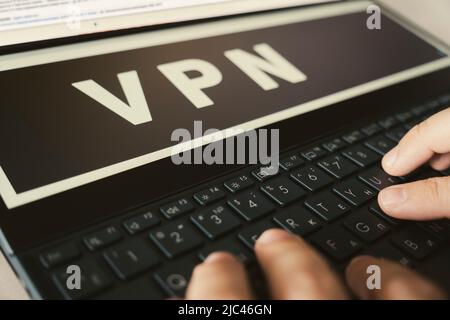 Cybersecurity-Konzept. VPN-Technologie. Netzwerksicherheit auf einem Laptop. Word VPN auf einem schwarzen Laptop. Stockfoto