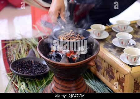 Rösten von Kaffeebohnen in einer traditionellen äthiopischen Kaffeeremonie. Stockfoto