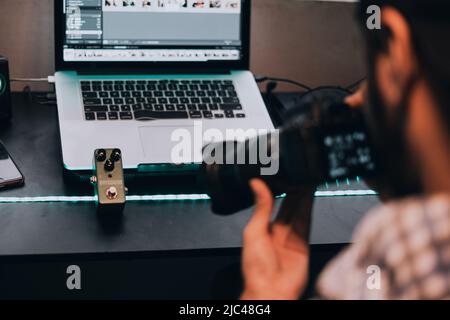 Fotograf macht zu Hause ein Fotoshooting Stockfoto