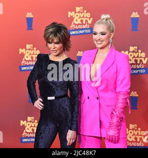 Santa Monica, CA USA - 5. Juni 2022. Lisa Rinna und Erika Jayne nehmen an den Film- und Fernsehpreisen 2022 Teil. Foto: Michael Mattes/michaelmattes.Co Stockfoto