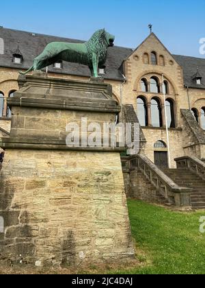 Nachbildung der Bronzestatue Branschweiger Loewe von Heinrich dem Löwen, im Hintergrund Kaiserpfalz Goslar aus dem Mittelalter 11. Jahrhundert, UNESCO Welt Stockfoto