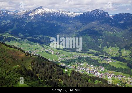 Blick vom Fellhorngrat nach Riezlern, Kleinwalsertal, hinter hoher Ifen und Gottesaecker, Allgäuer Alpen, Allgäu, Vorarlberg, Österreich Stockfoto