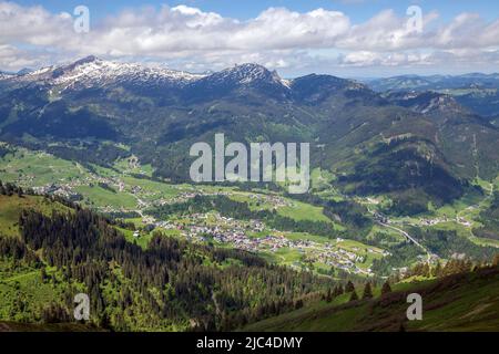 Blick vom Fellhorngrat nach Riezlern, Kleinwalsertal, hinter hoher Ifen und Gottesaecker, Allgäuer Alpen, Allgäu, Vorarlberg, Österreich Stockfoto