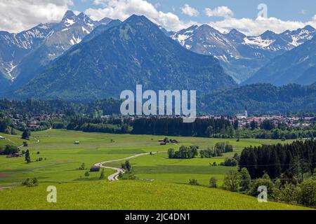 Blick von Rubi ins Illertal, hinter den Oberstdorfer und Allgäuer Alpen, bei Oberstdorf, Oberallgäu, Allgäu, Bayern, Deutschland Stockfoto