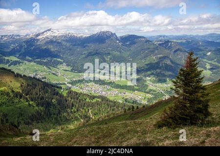 Blick vom Fellhorngrat nach Riezlern, Kleinwalsertal, hinter hoher Ifen und Gottesaecker, Allgäuer Alpen, Allgäu, Vorarlberg, Österreich Stockfoto