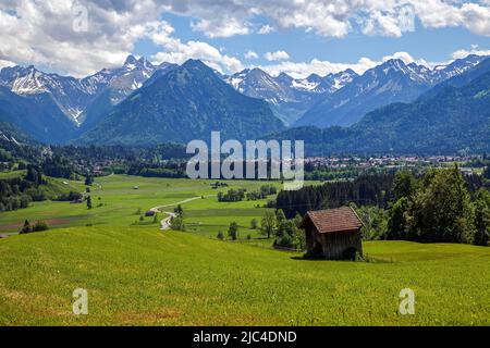 Blick von Rubi ins Illertal, hinter den Oberstdorfer und Allgäuer Alpen, bei Oberstdorf, Oberallgäu, Allgäu, Bayern, Deutschland Stockfoto