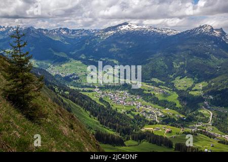 Blick vom Fellhorngrat nach Riezlern, Kleinwalsertal, hinter hoher Ifen und Gottesaecker, Allgäuer Alpen, Allgäu, Vorarlberg, Österreich Stockfoto