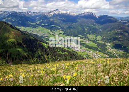 Blick vom Fellhorngrat nach Riezlern, Kleinwalsertal, hinter hoher Ifen und Gottesaecker, Allgäuer Alpen, Allgäu, Vorarlberg, Österreich Stockfoto