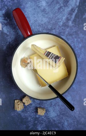 Zutaten für Käsefondue, Vacherin und Gruyere Käse und Gabel mit Brotwürfeln, Schweiz Stockfoto