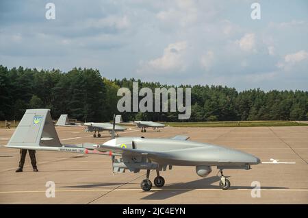 Türkische Kampfdrohne Bayraktar TB 2 in den Farben der ukrainischen Streitkräfte Stockfoto