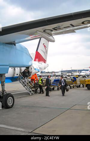 Passagiere und Gepäck, die mit Austrian Airlines, Österreich, am Flughafen Wien ankommen Stockfoto