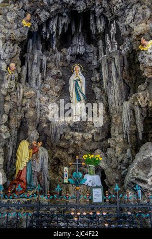 Lourdes-Kapelle von 1895 mit Statue der Jungfrau Maria in Grotte, Oberstaufen, Allgäu, Bayern, Deutschland Stockfoto