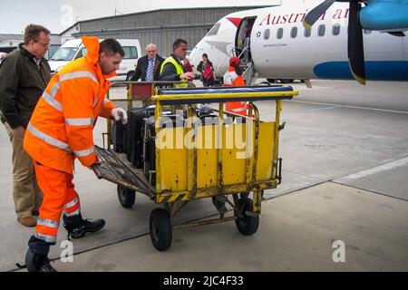 Passagiere und Gepäck, die mit Austrian Airlines, Österreich, am Flughafen Wien ankommen Stockfoto