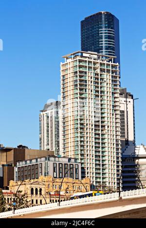 Brisbane Australien / The Casino Tower Suites und die Brisbane Skyline. Stockfoto