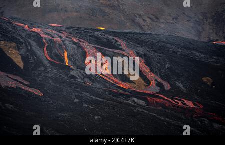 Glühende Lava, Lavastrom, Lavafeld, aktiver Tischvulkan Fagradalsfjall, Krysuvik vulkanisches System, Reykjanes Halbinsel, Island Stockfoto