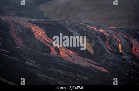 Glühende Lava, Lavastrom, Lavafeld, aktiver Tischvulkan Fagradalsfjall, Krysuvik vulkanisches System, Reykjanes Halbinsel, Island Stockfoto