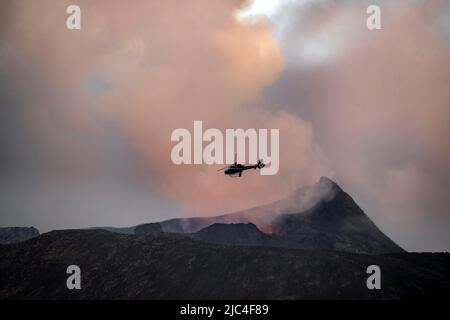 Helikopter fliegt über rauchenden aktiven Vulkankrater, glühende Lava, Vulkanausbruch, aktiven Tischvulkan Fagradalsfjall, Krysuvik vulkanischen Stockfoto