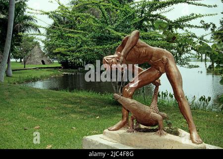 Skulptur im indischen Dorf zeigt Abey, den Krokodiljäger, Nationalpark Montemar, Guama, Kuba, Karibik Stockfoto