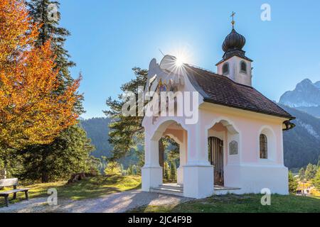 Kapelle am Lautersee gegen das Wettersteingebirge, Mittenwald, Werdenfelser Land, Oberbayern, Deutschland Stockfoto