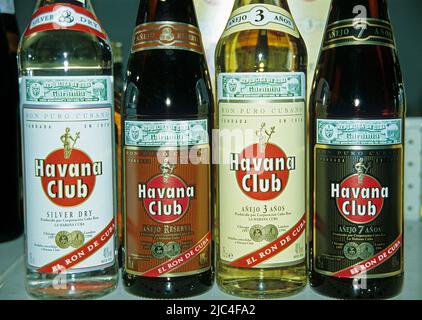 Havana Club, ein kubanischer Rum, Flaschen mit unterschiedlichen Reifegraden, Kuba, Karibik Stockfoto