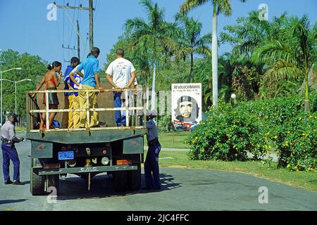 Die Polizei kontrolliert die kubanischen Menschen auf einem Lastwagen, neben einem Plakat von Che Guevara, Pinar del Rio, Kuba, Karibik Stockfoto