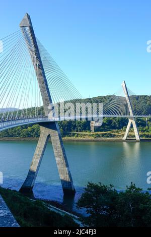 Pont de Terenez in Rosnoen über den Fluss Aulne, Verbindung zur Halbinsel Crozon, fertiggestellt 2011, erste Kabelbrücke in Frankreich mit gebogener Brücke Stockfoto