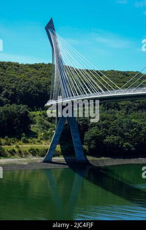 Pont de Terenez in Rosnoen über den Fluss Aulne, Verbindung zur Halbinsel Crozon, fertiggestellt 2011, Frankreichs erste Seilbrücke mit gebogener Brücke Stockfoto