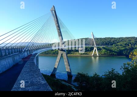 Pont de Terenez in Rosnoen über den Fluss Aulne, Verbindung zur Halbinsel Crozon, fertiggestellt 2011, erste Kabelbrücke in Frankreich mit gebogener Brücke Stockfoto