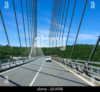 Pont de Terenez in Rosnoen über den Fluss Aulne, Verbindung zur Halbinsel Crozon, fertiggestellt 2011, Frankreichs erste Seilbrücke mit gebogener Brücke Stockfoto