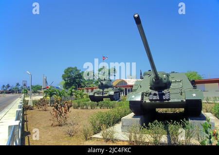 SU-100 sowjetischer Jagdpanzer und ein T-34 sowjetischer Panzer, Gedenkstätte am Militärmseum in der Schweinebucht, Playa Girona, Kuba, Karibik Stockfoto