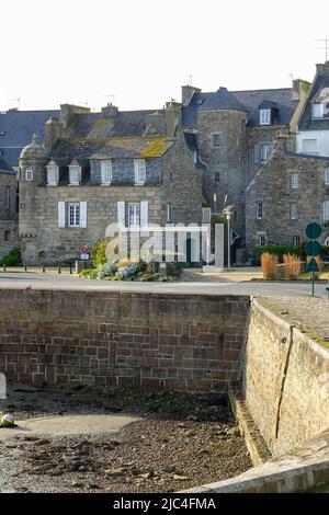 Alte Häuser im Hafen von Roscoff, Departement Finistere Penn ar Bed, Region Bretagne Breizh, Frankreich