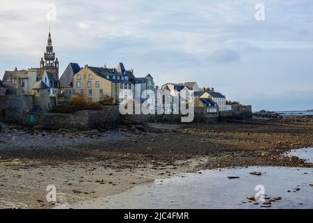 Altstadt von Roscoff mit Kirche Notre-Dame-de-Croaz-Batz bei Ebbe, Departement Finistere Penn ar Bed, Region Bretagne Breizh, Frankreich Stockfoto