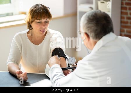 Nahaufnahme der Arzt die Blutprobe von Arm des Patienten Stockfoto