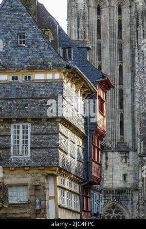 Blick durch die Rue Kereon mit Fachwerkhäusern auf die gotische Kathedrale Saint-Corentin, Altstadt von Quimper, Departement Finistere, Region Stockfoto