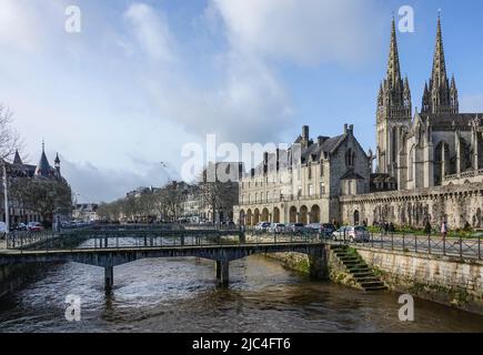 Gotische Kathedrale Saint-Corentin und Musée Departemental Breton, Brücken über den Fluss Odet, Altstadt von Quimper, Departement Finistere, Bretagne Stockfoto