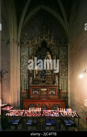 Seitenaltar mit Kerzen, gotische Kathedrale von Saint-Corentin, Altstadt von Quimper, Departement Finistere, Bretagne, Frankreich Stockfoto