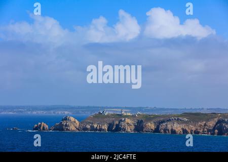 Blick vom Monument Aux Bretons am Pointe de Pen Hir auf die Pointe de Toulinguet bei Camaret-sur-Mer auf der Halbinsel Crozon, Departement Stockfoto