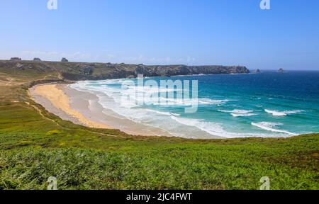 Plage de Pen hat Strand an der Pointe de Toulinguet, hinten Pointe de Pen Hir mit den Tas de POIs Felsen, in der Nähe von Camaret-sur-Mer auf dem Crozon Stockfoto