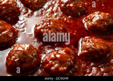 Fetthaltige, kalorische Lebensmittel. Skandinavische Küche Fleischbällchen in Sauce. Stockfoto