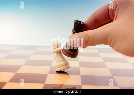 Person spielen Schach Spiel bewegt sich an Bord Stockfoto