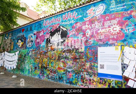 Farbenfrohe Graffiti an der John-Lennon-Mauer, Lennon-Mauer, Prager Kleinseite (Mala Strana), Prag, Tschechische Republik Stockfoto