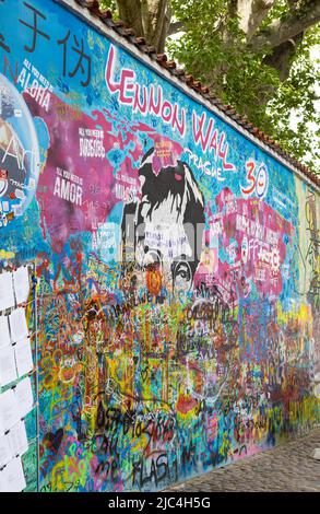 Farbenfrohe Graffiti an der John-Lennon-Mauer, Lennon-Mauer, Prager Kleinseite (Mala Strana), Prag, Tschechische Republik Stockfoto