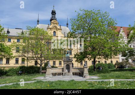 Denkmal des Dichters Vitezslav Halek vor dem Bezirksgericht, Karlsplatz, Prag, Tschechische Republik Stockfoto