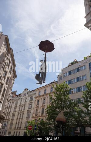 Leichte Ungewissheit, hängende Regenschirm Mann, Skulptur von Michal Trpak Stockfoto