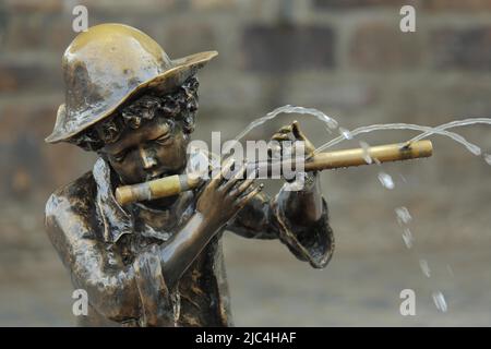 Flötenspieler aus dem Brunnen am Rheinufer in Biebrich, Wiesbaden, Hessen, Deutschland Stockfoto