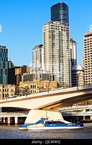 Brisbane Australien / The Casino Tower Suites, Victoria Bridge und die Brisbane Skyline. Stockfoto